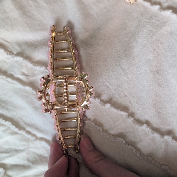 Bundle Of Pink And White Metal Floral Hair Clips - Picture 3 of 3